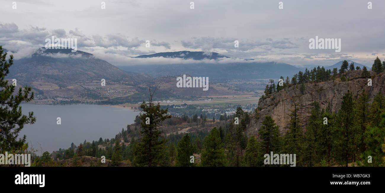 Panoramablick von Penticton Stadt während einer bewölkt und smokey Sommermorgen. In Skaha Bluffs Provincial Park, British Columbia, Kanada. Stockfoto