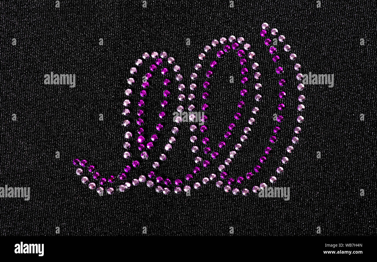 Metallisch glänzende Perlen oder Bolzen auf elastischen Band in den Farben lila und Flieder in einer Schleife Muster für den Einsatz in der Modebranche Stockfoto