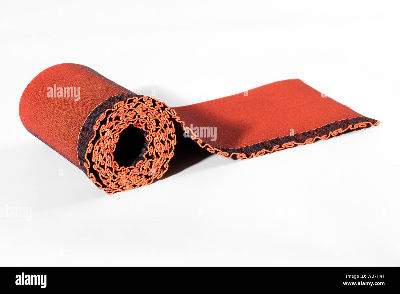 Rolle von bunten Rot elastisches Band mit dekorativen Rahmen dargestellt diagonal auf Weiß mit Kopie Raum für den Einsatz in der Modebranche Stockfoto