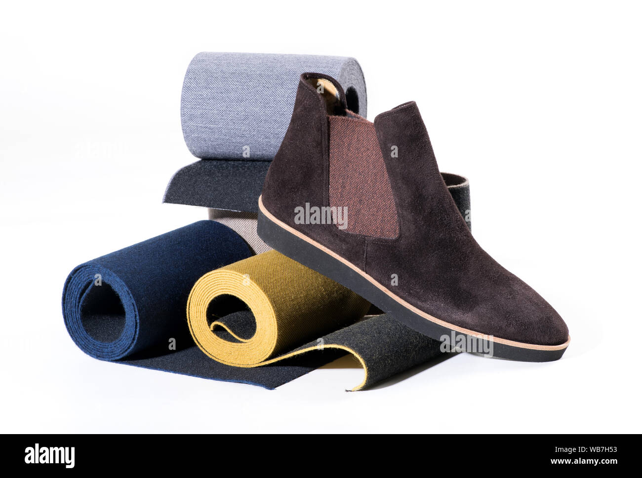 Stilvolle braun mans Schuh mit Gummizug auf breiten Rollen mit elastischen Bändern in verschiedenen Farben auf einem weißen Hintergrund angezeigt. Stockfoto