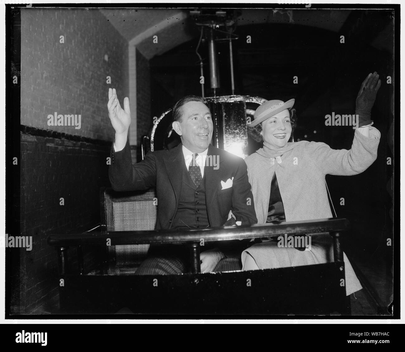 Florida Senator und Braut auf dem Weg nach Eröffnung der Sitzung. Washington, D.C., Jan. 5. Glücklich wie nur ein Brautpaar werden können, Senator und Frau Claude Pepper von Florida, Wave, einen Gruß an Freunde, als sie an Bord des Capitol U-Bahn auf dem Weg zur Eröffnung der 75. Sitzung des Kongresses. Senator Pfeffer ist ein Demokrat Abstract / Medium: 1 Negativ: Glas; 4 x 5 in. oder kleiner Stockfoto
