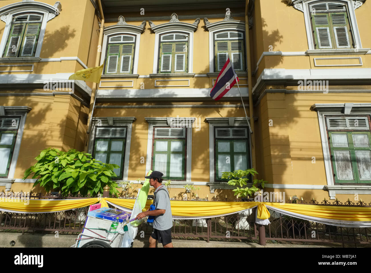 Eine mobile Verkäufer übergibt Suankularb Wittayalai Schule (Suan Gularb Schule), die Anfang des 20. Jahrhunderts im westlichen Stil gebaut, Pahurat, Bangkok, Thailand Stockfoto