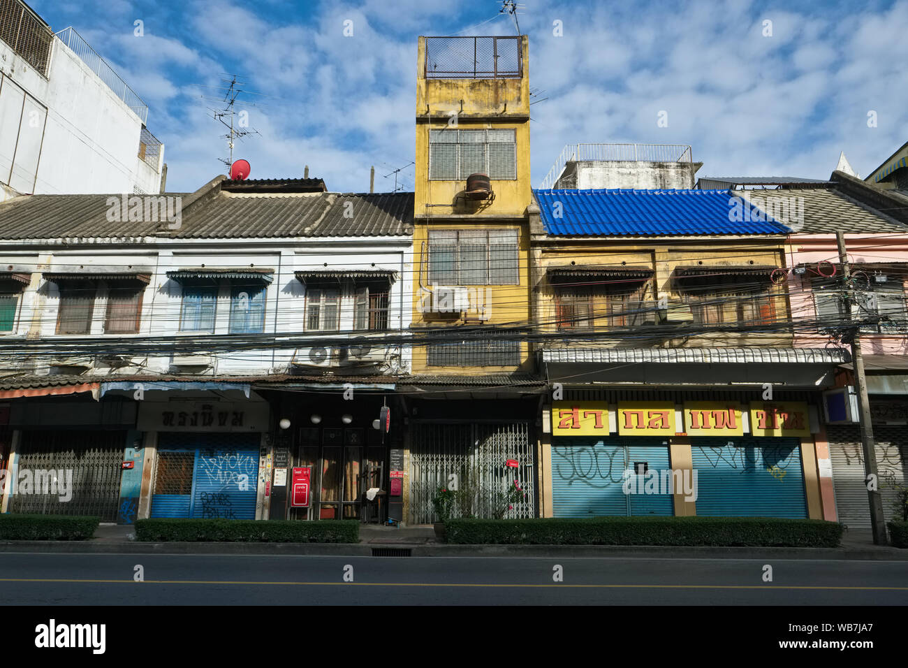 Typische zweigeschossige, ursprünglich im Besitz Thai-Chinese shophouses in Samsen Rd., Phra Nakhon, Bangkok, Thailand, das ursprüngliche Zentrum des alten Bangkok Stockfoto