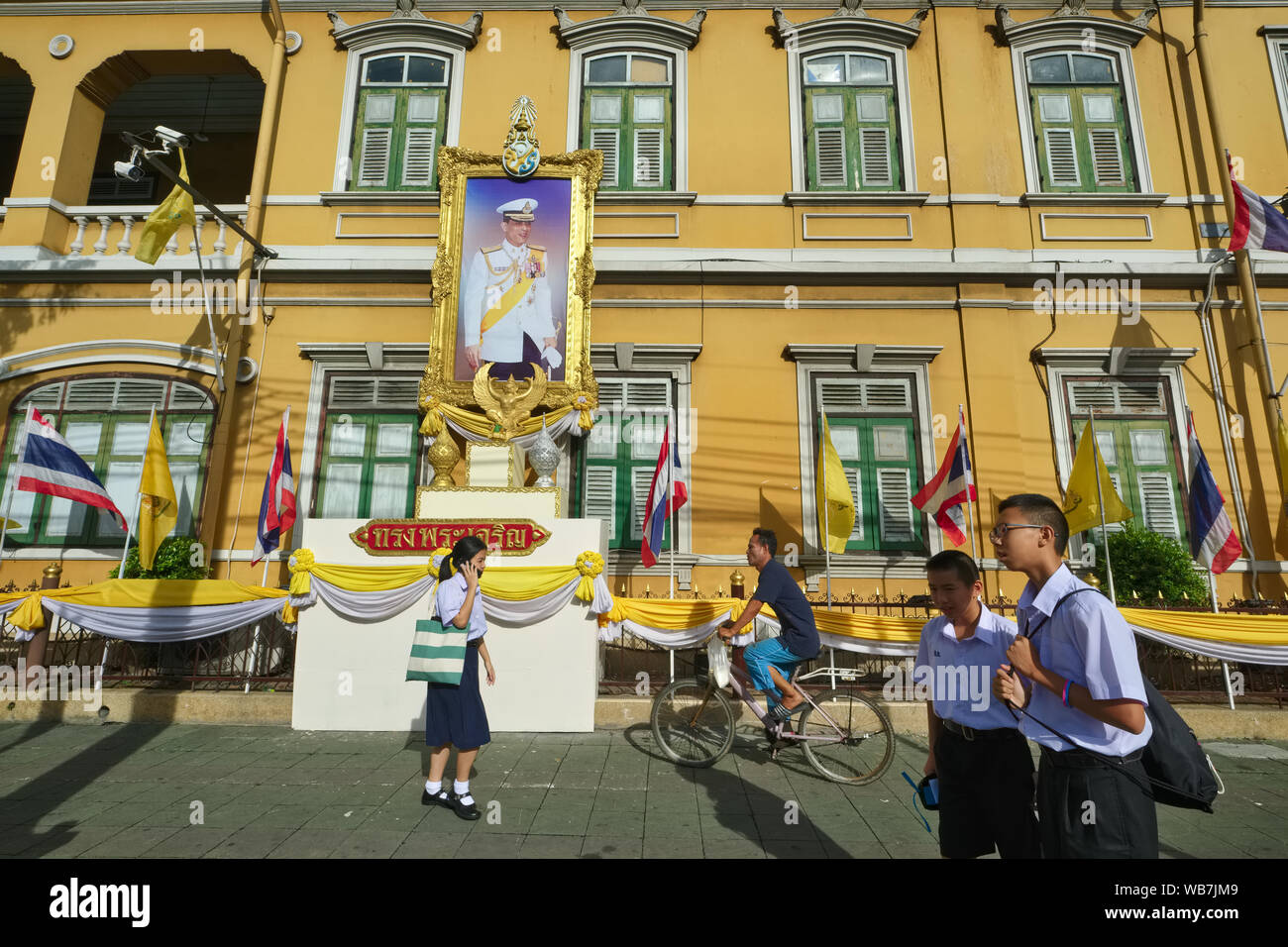 Studenten und ein Radfahrer vorbei Suankularb (Suan Gularb) Wittayalai Schule, im frühen 20. Jahrhundert im westlichen Stil gebaut, Pahurat, Bangkok, Thailand Stockfoto