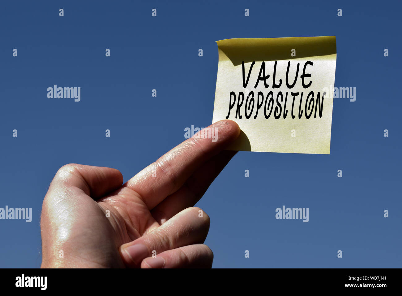Konzeptionelle Handschrift Value Proposition. Konzept Bedeutung Funktion bestimmt ein Unternehmen oder ein Produkt attraktiven Platz Papier Stück notatio zu machen Stockfoto