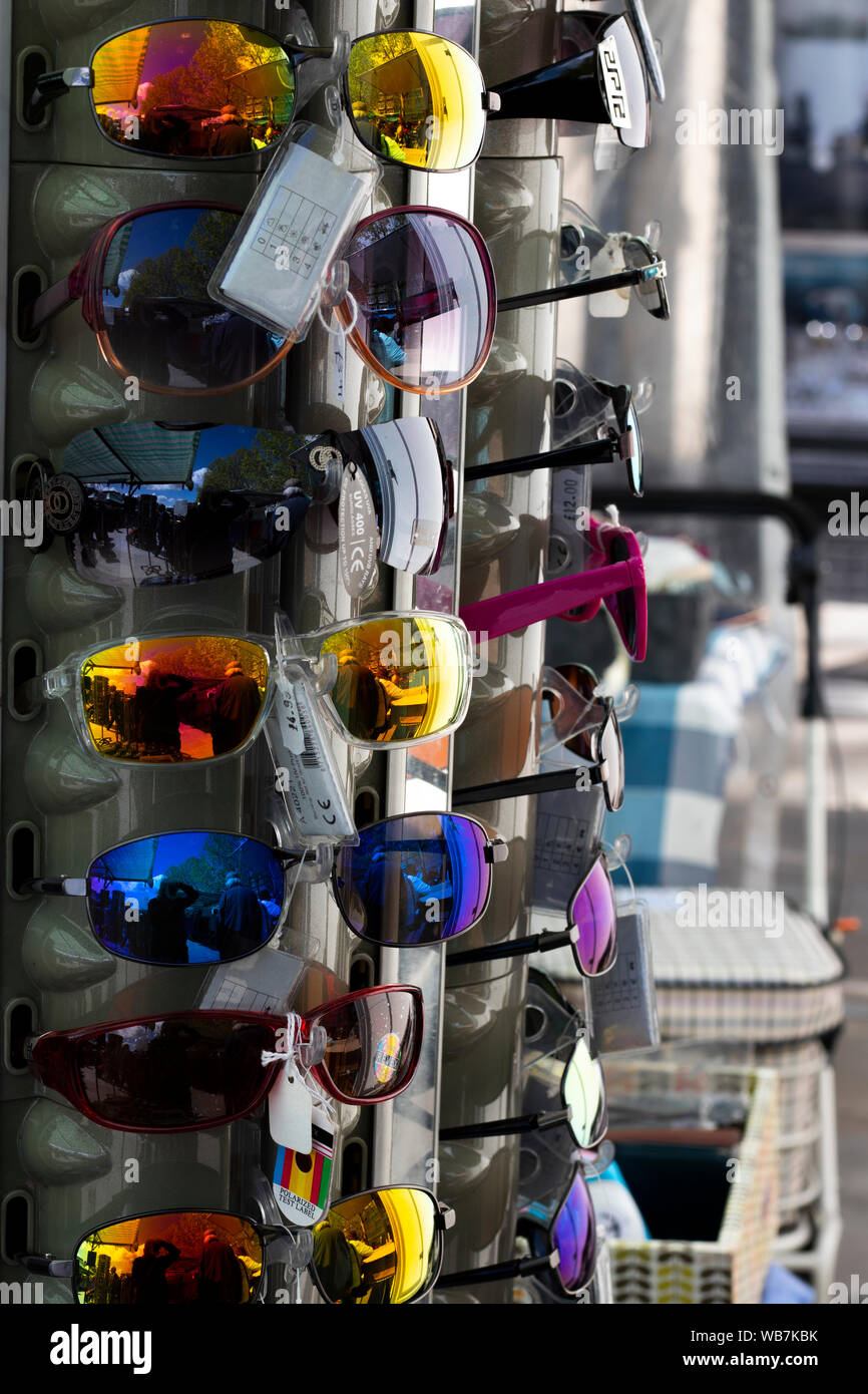 Auswahl an Sonnenbrillen für Verkaufen auf Marktstand Stockfoto