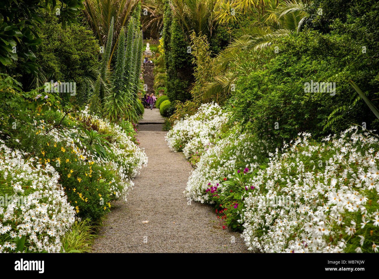 Großbritannien, England, Scilly Inseln, Tresco Abbey Gardens, Leuchtturm, Blumen gesäumte Grenze führt zu Vater Neptune Statue Stockfoto