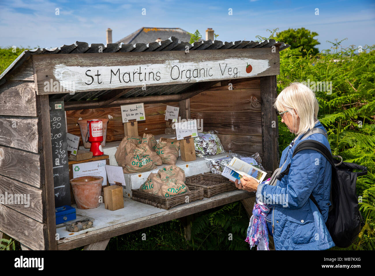 Großbritannien, England, Scilly Inseln, St Martin's, naher Stadt, Senior touristische am Straßenrand lokal angebaute Bio Gemüse Ehrlichkeit Abschaltdruck Stockfoto