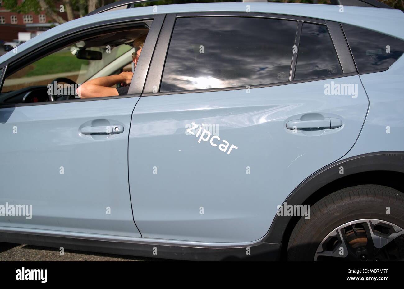 Storrs, CT USA. Aug 2019. Student der Fahrt einen Mietwagen Zipcar zu klassifizieren. Stockfoto