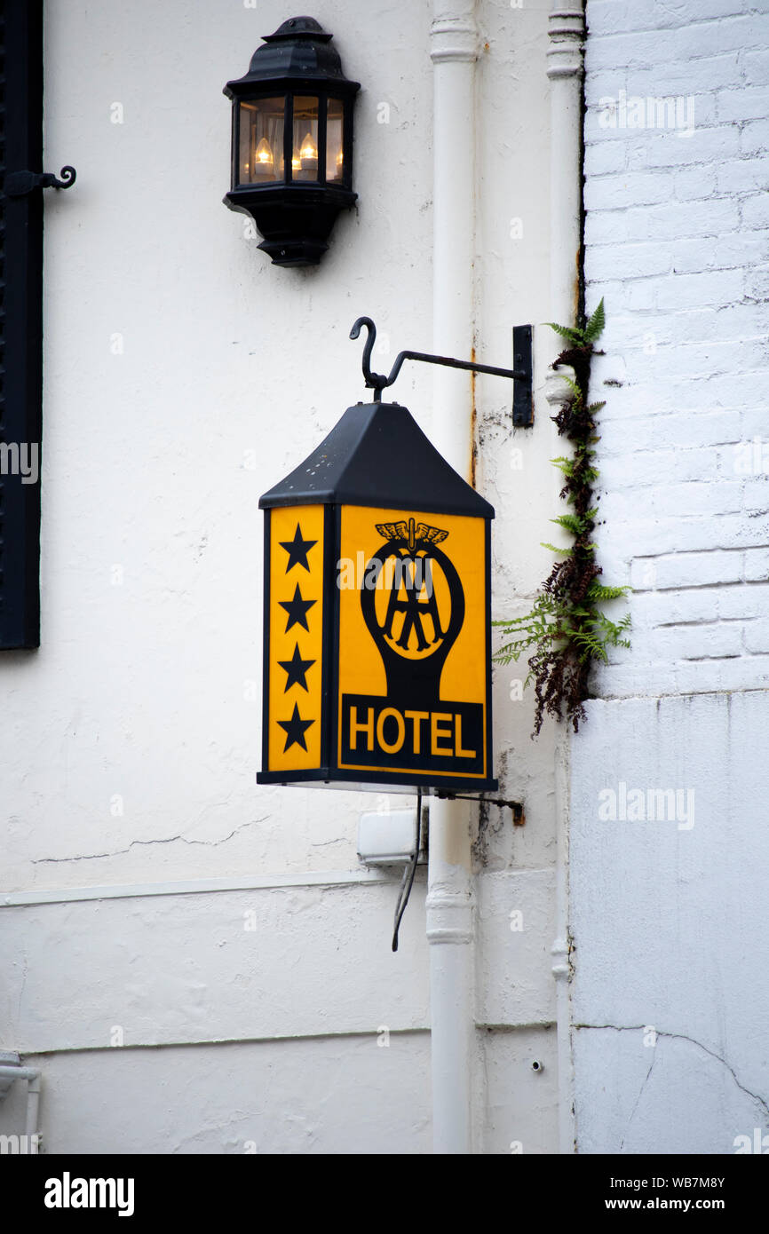 Automobile Association, vier Sterne hotel Bewertung auf altes Schild hängen von Räumlichkeiten Außenwand Stockfoto