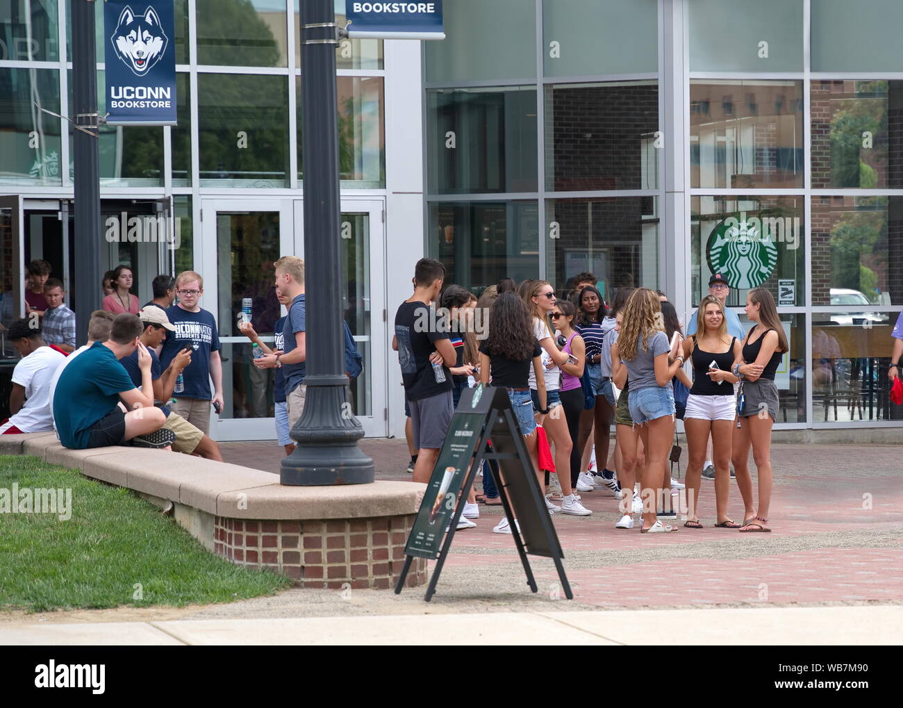 Storrs, CT USA. Aug 2019. College coeds Geselligkeit auf dem Campus Buchhandlung vor Beginn eines neuen Schuljahres. Stockfoto