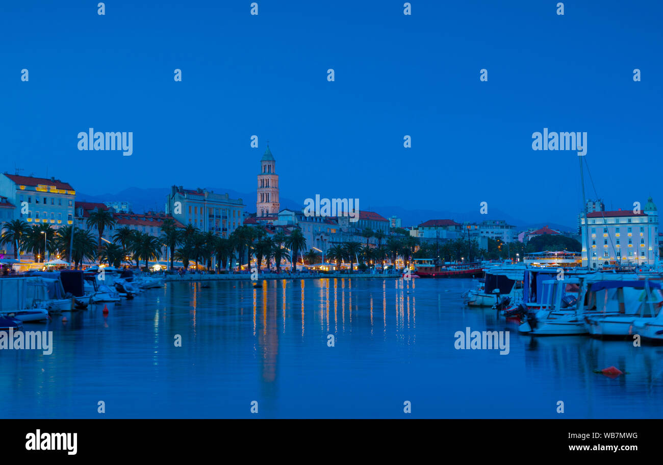 Split mit Kathedrale des Heiligen Domnius bei Dämmerung, Split, Dalmatien, Kroatien, Europa Stockfoto