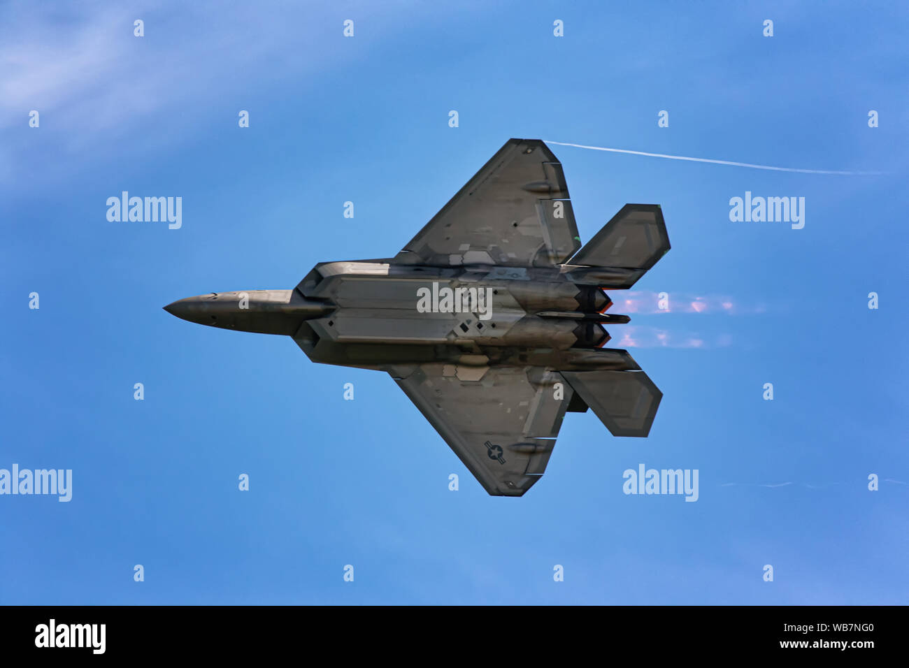 F-22 Raptor niedriger Höhe high speed Pass beweisen Wendigkeit bei Travis Air Force Base im März, 2019. Stockfoto