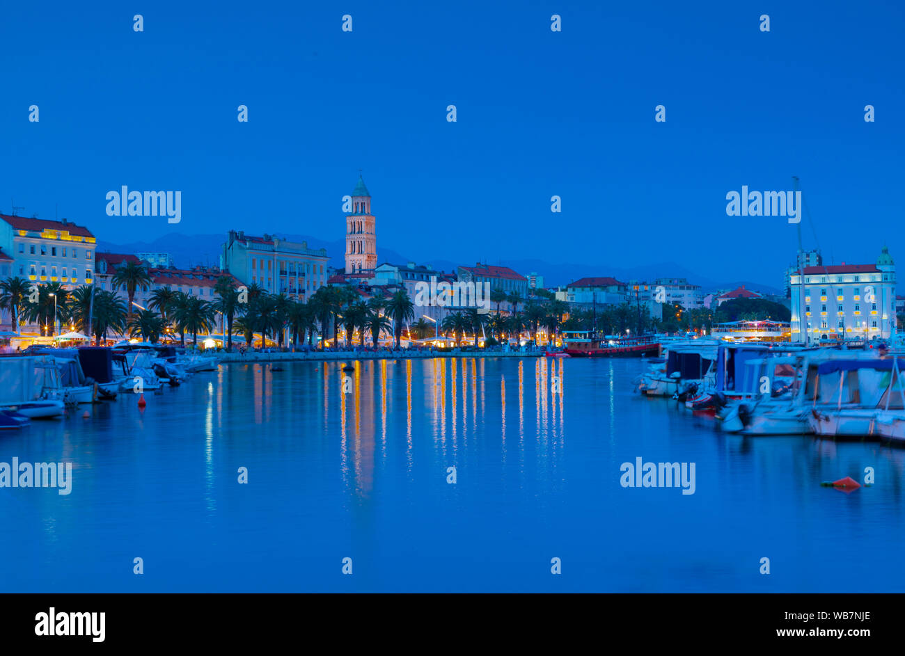 Split mit Kathedrale des Heiligen Domnius bei Dämmerung, Split, Dalmatien, Kroatien, Europa Stockfoto