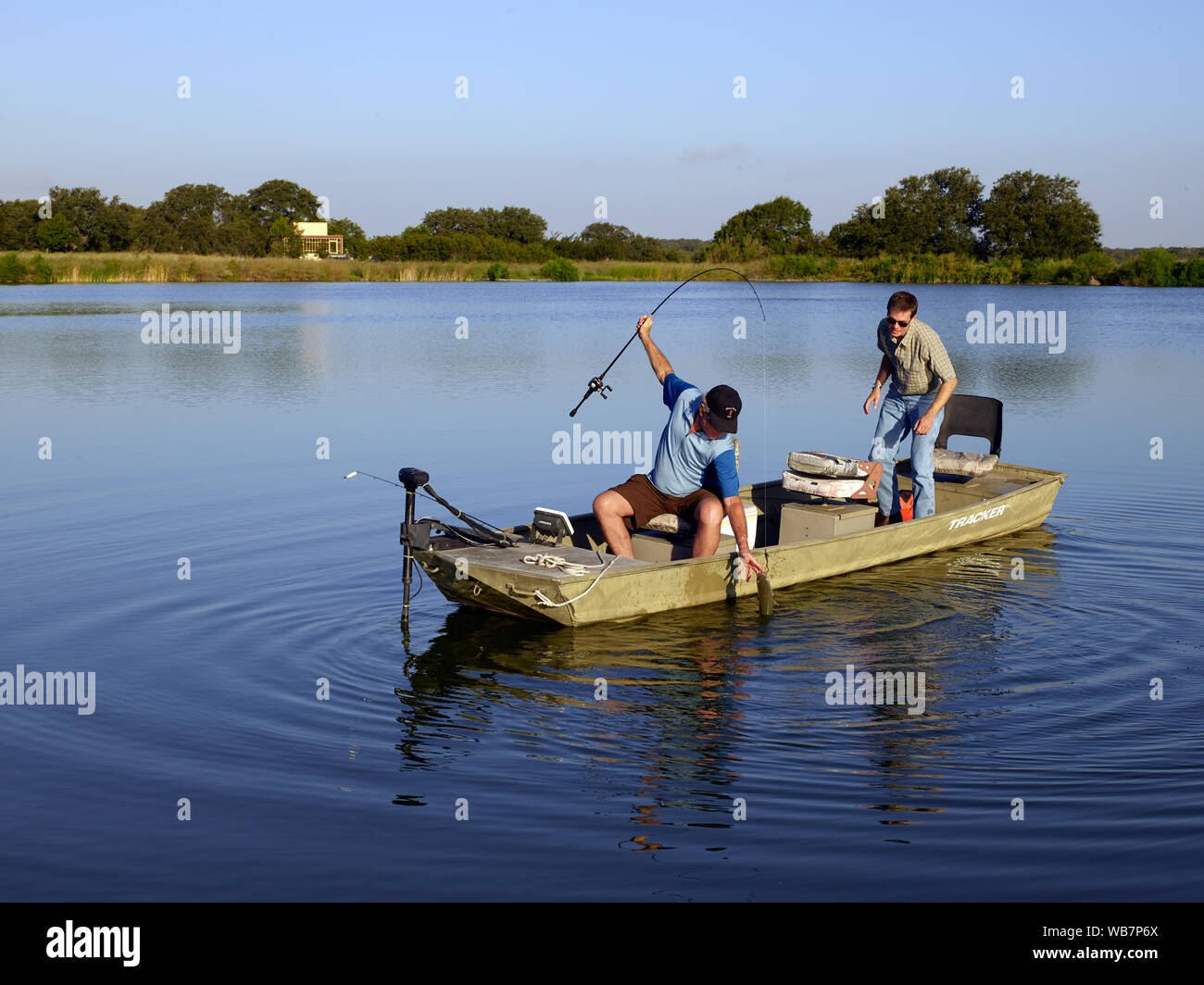 Der frühere US-Präsident George W. Bush und ein Adjutant Fisch an der 1.600-acre Crawford Ranch, die von Herrn Bush und ehemalige First Lady Laura Bush in der Nähe von Crawford in McLennon County, Texas besessen Stockfoto