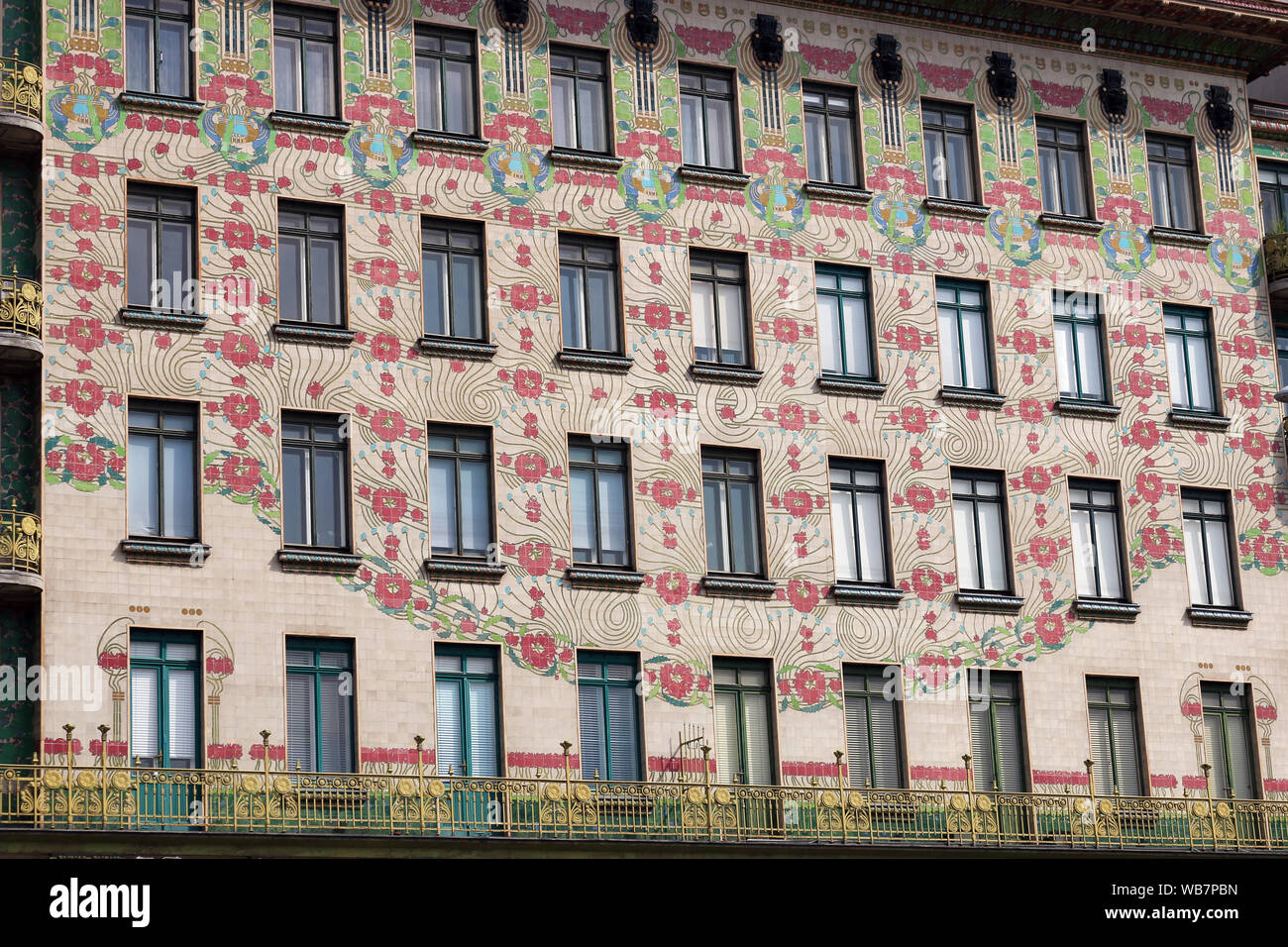 Altes Gebäude mit Blumen Design Auf wand Wien Österreich Stockfoto