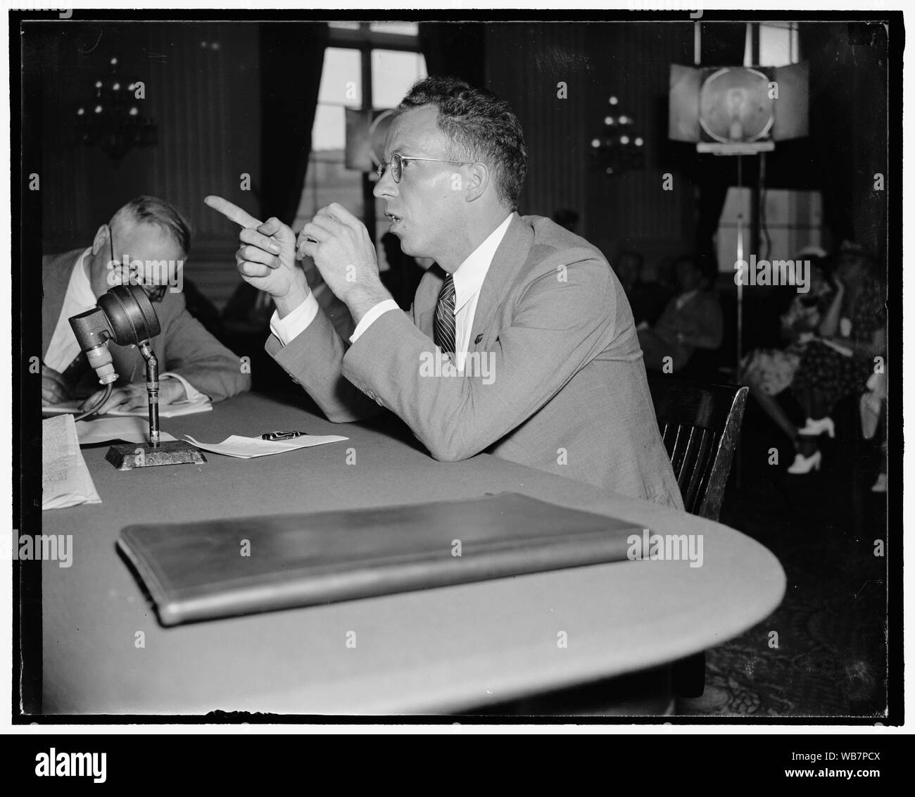 Ehemaliges Mitglied der Deutschen Bund erzählt von seinen Erfahrungen in der Organisation. Washington, D.C., Aug 12. Vor dem besonderes Haus Untersuchungsausschuss un-amerikanischen Aktivitäten, Peter S. Gissibl, in Deutschland geborene ex-fuerher des Chicago Post des Bund, erklärte, warum er im Mai vergangenen Jahres nach einem Widerspruch mit Fritz Kuhn zurückgetreten, über die Politik der Organisation. Ich wollte nicht so radikal auf einige Punkte zu sein, Gissbl sagte. Zum Beispiel die jüdische Frage, und die Arbeit mit deutsch-amerikanischen Organisationen, 8/12/38 Abstract / Medium: 1 Negativ: Glas; 4 x 5 in. oder kleiner Stockfoto