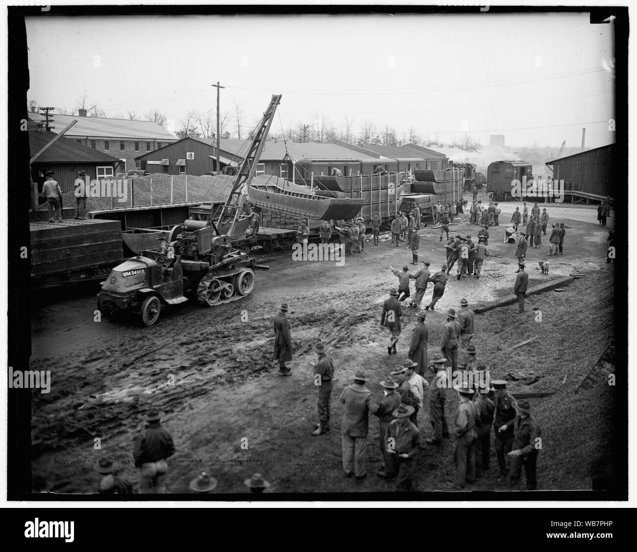 Fort Belvoir Truppen gehen Sie zu überschwemmen. Fort Belvoir, Va. das Unternehmen B des 5. Regiment von Ingenieuren, die in diesem Post in der Nähe des Capitol, heute mobilisiert komplette Kampagne Ausrüstung und bereit, sofort für die Flut verwüsteten Gebiet in der Nähe von Louisville, Ky zu verbinden. In diesem Foto eines der Boote verwendet wird gezeigt wird an Bord des Zuges Abstract / Medium: 1 Negativ: Glas; 4 x 5 in. oder kleiner Stockfoto