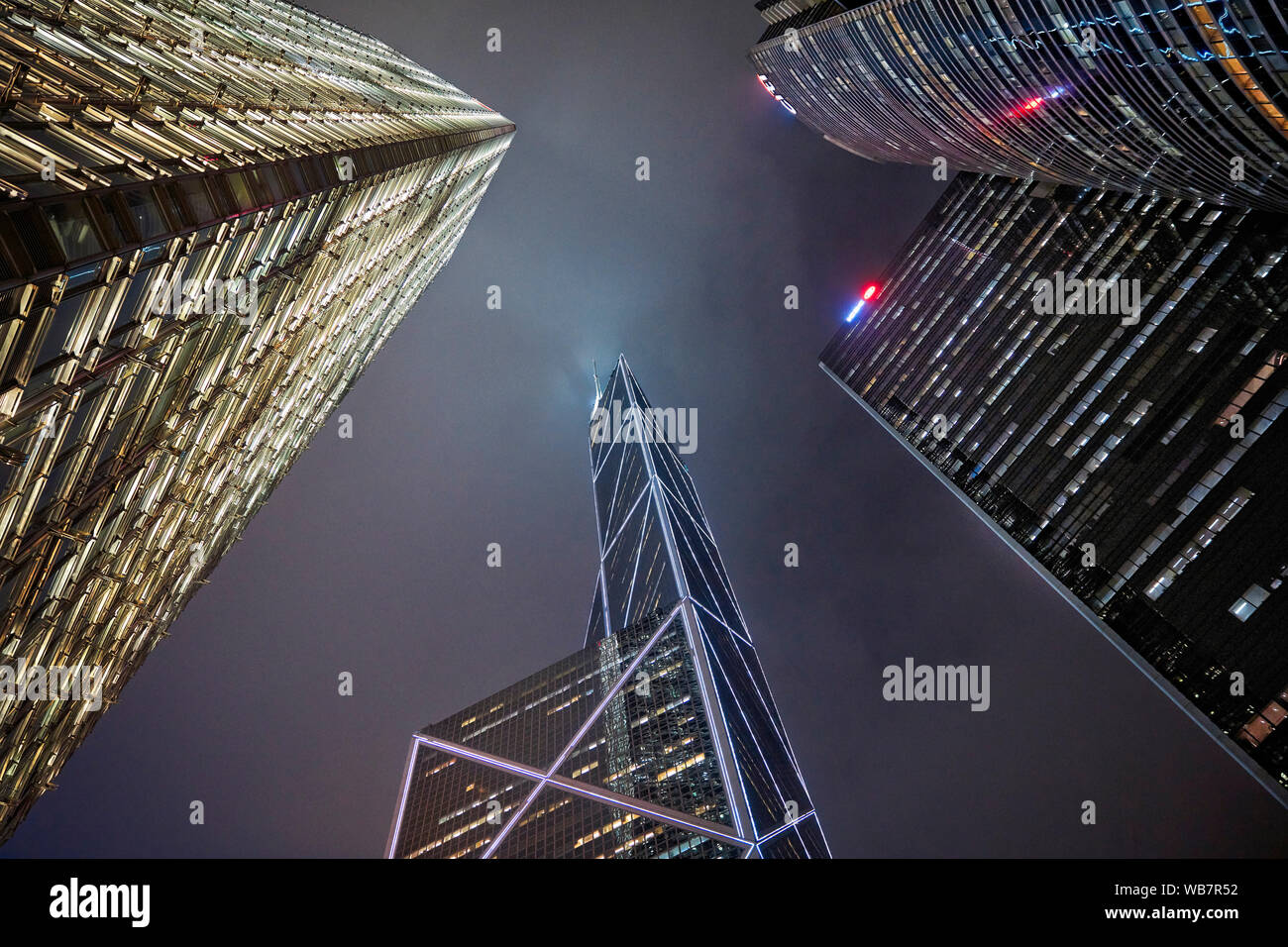 Wolkenkratzer bei Nacht beleuchtet. Central, Hong Kong, China. Stockfoto