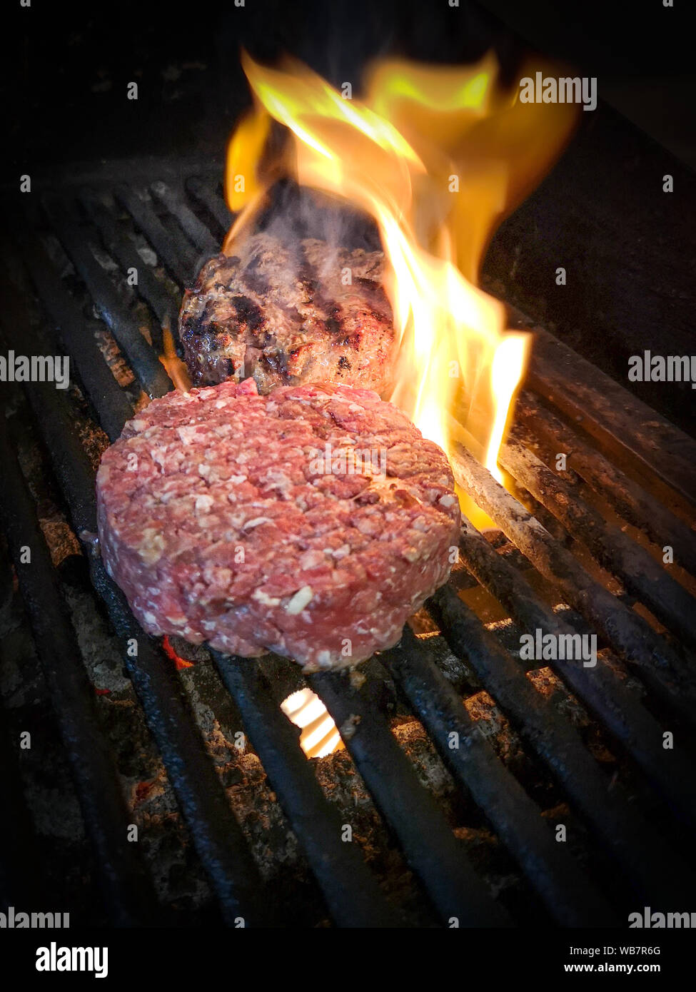 Hausgemachten Burger oder pattie Kochen mit Flamme Grill Stockfoto