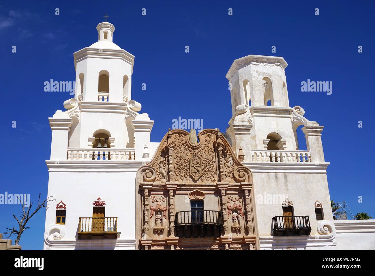 Blick auf die Zwillingstürme der San Xavier Mission in der Nähe von Tucson Arizona. Die Wiederherstellung dauert an, wobei einer der Türme in seinem ursprünglichen Aussehen wiederhergestellt wurde Stockfoto