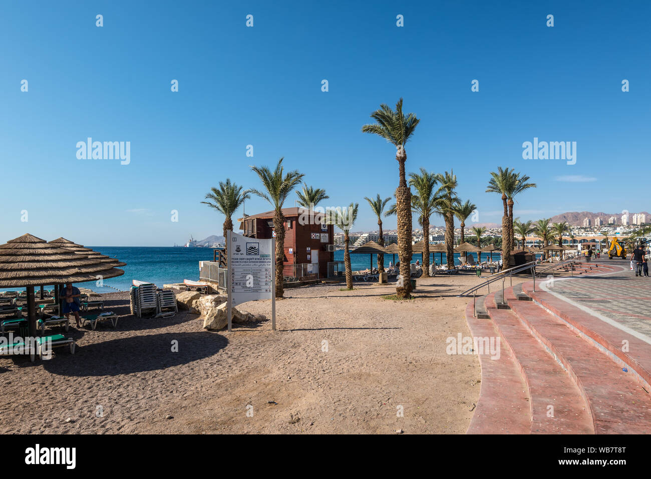 Eilat, Israel - 7 November, 2017: Central Promenade und der öffentlichen Ruhe Strand in Eilat - Famous Resort und entspannenden Ort in Israel. Stockfoto