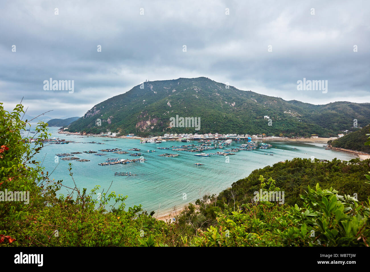 Blick auf den Fischfarmen und Restaurants im Sok Kwu Wan (Picnic Bay). Lamma Island, Hong Kong, China. Stockfoto
