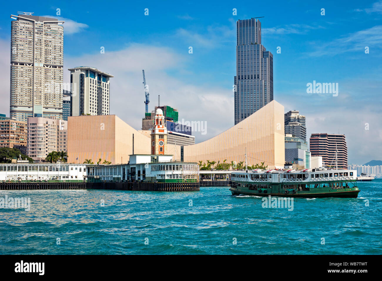 Star Fähre Richtung Star Ferry Pier auf der Kowloon Seite. Hongkong, China. Stockfoto