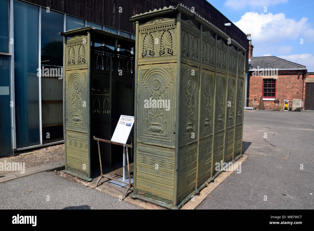 Viktorianische öffentliche Toilette auf dem Gelände des Museums von Lincolnshire Leben, Lincoln, Lincolnshire, Großbritannien Stockfoto
