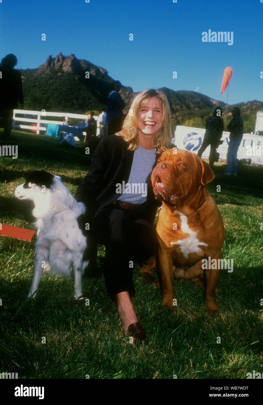 Malibu, Kalifornien, USA, 6. November 1994 Schauspielerin Courtney Thorne-Smith mit Mike den Hund und Hooch der Vorteil für die besten Freunde Animal Sanctuary am 6. November 1994 am Saddlebrook Ranch in Malibu, Kalifornien, USA. Foto von Barry King/Alamy Stock Foto Stockfoto