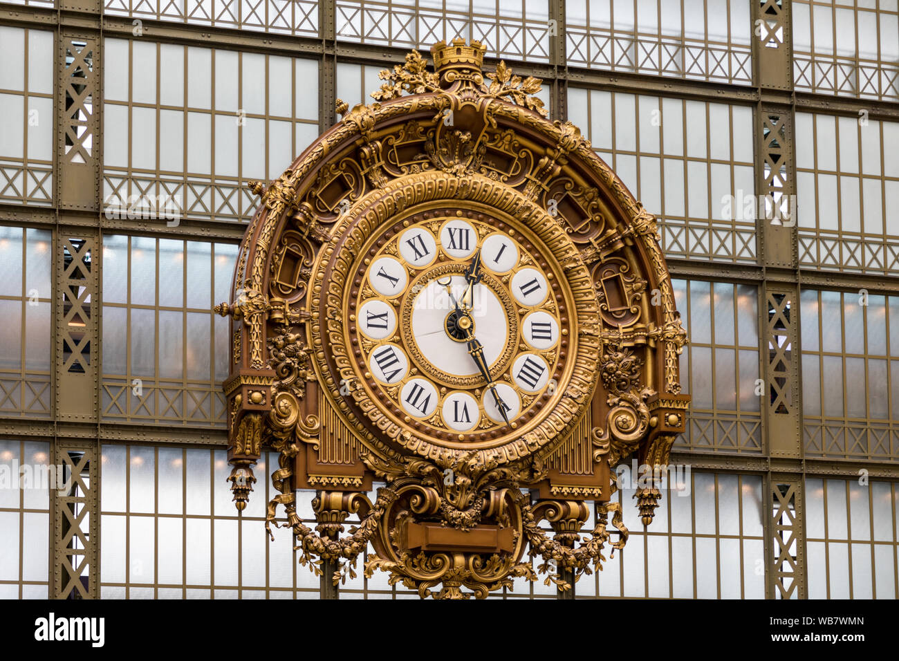 Paris, Frankreich, 5. Juli 2018: Die goldene Uhr des Museum D'Orsay. Das Musée d'Orsay ist ein Museum in Paris, auf dem linken Ufer der Seine. Goldene Farbe Stockfoto