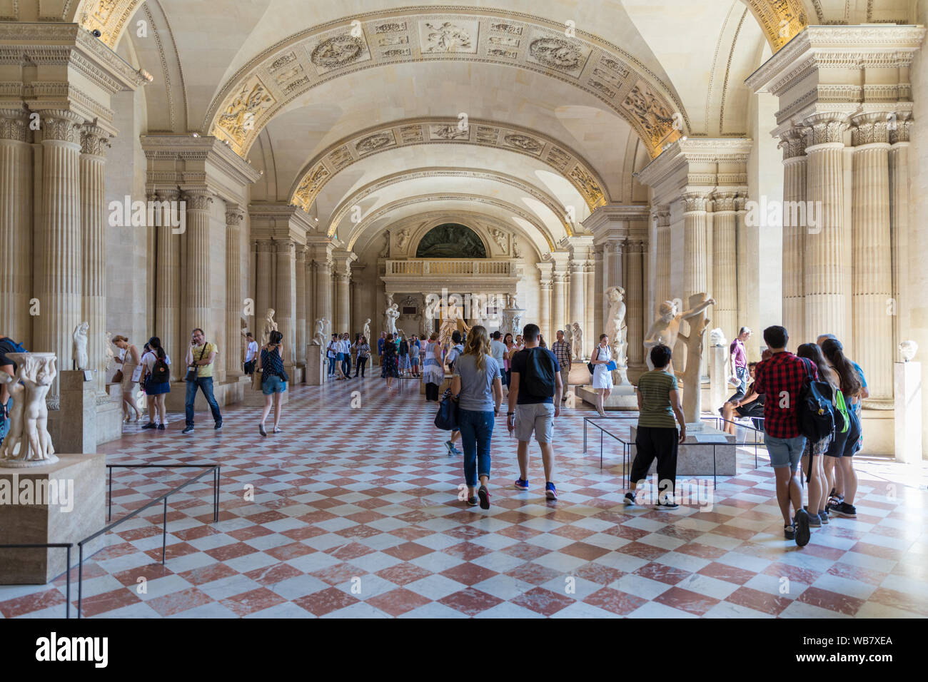 Paris, Frankreich, 6. Juli 2018: Viele Menschen schätzen Gemälde und Skulpturen im Louvre in Paris, Frankreich. Der Louvre ist der weltweit größte Stockfoto