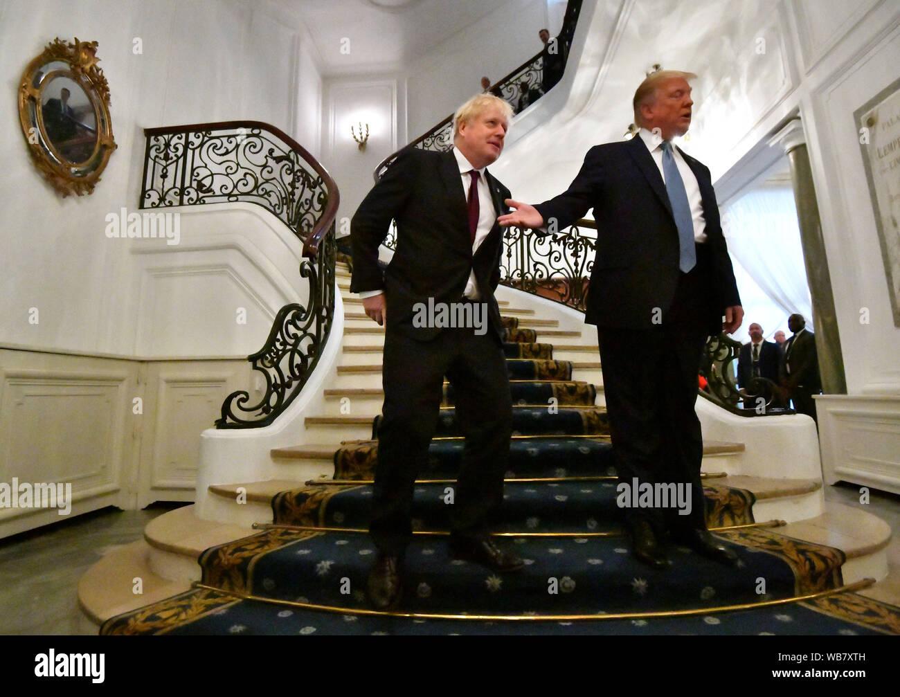 Premierminister Boris Johnson trifft US-Präsident Donald Trump für bilaterale Gespräche während der G7-Gipfel in Biarritz, Frankreich. Stockfoto