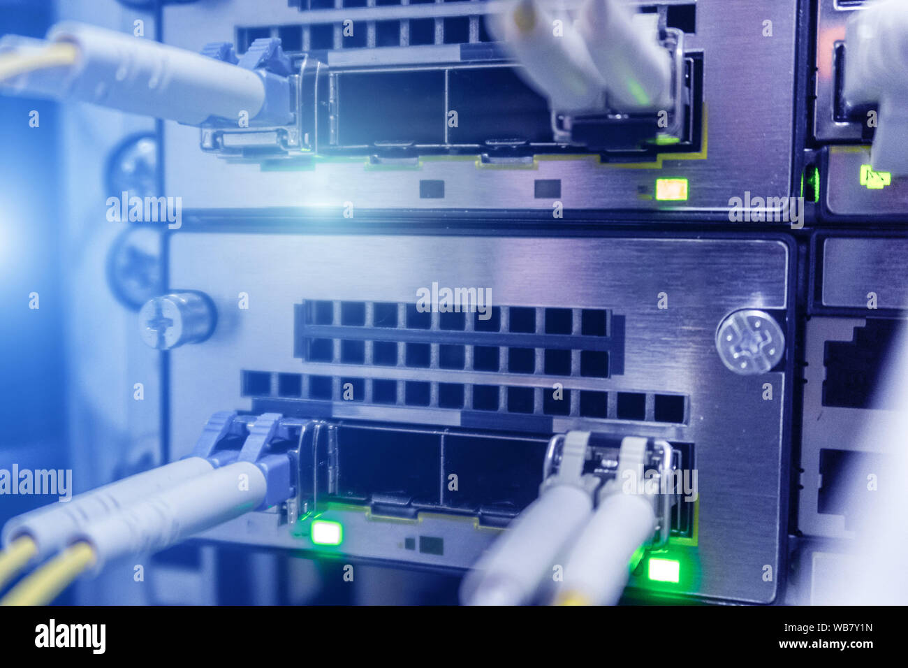 Server mit Kabeln verbunden, Computing Konzept. Stockfoto