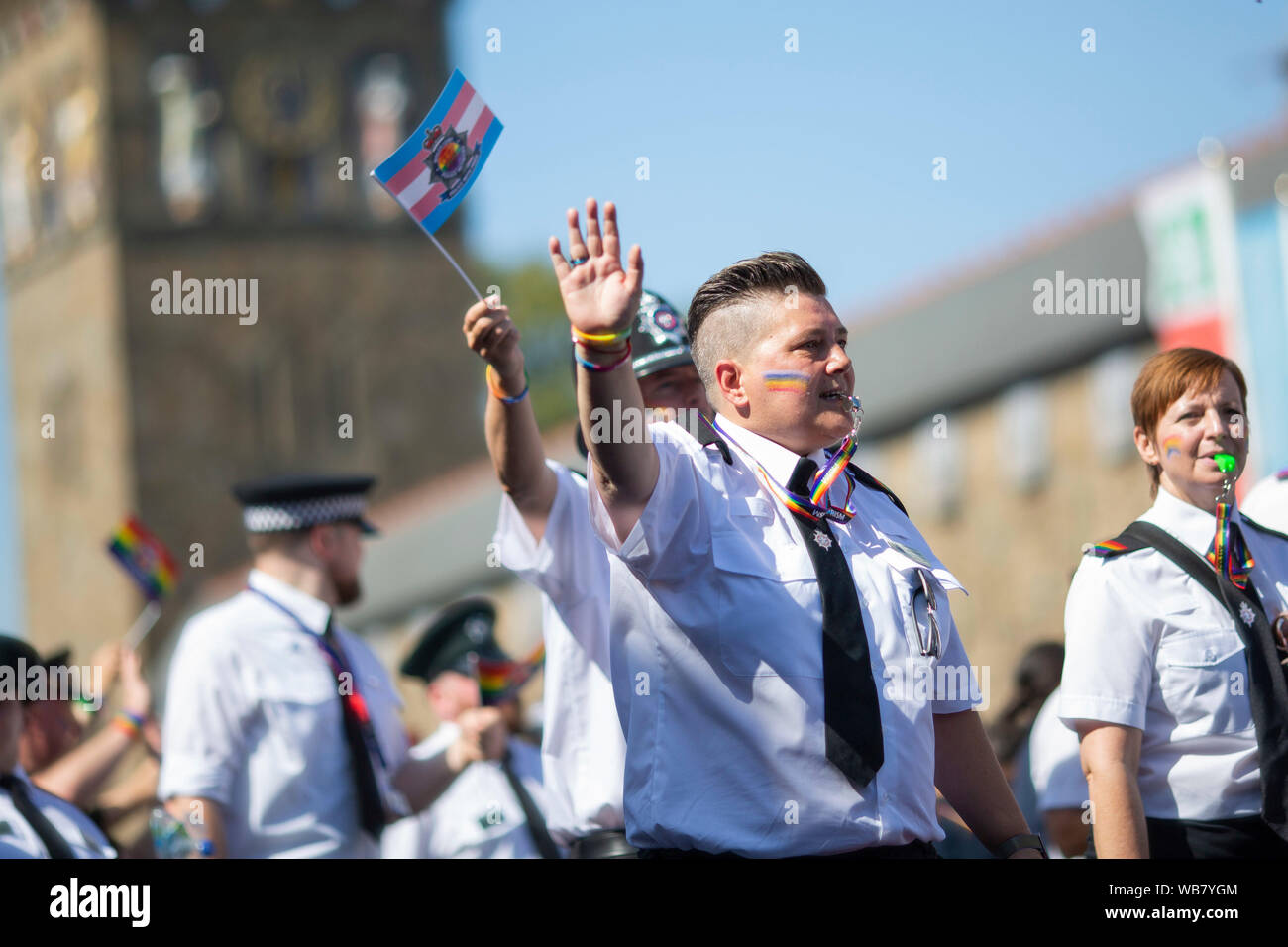 Polizisten März vergangenen Cardiff Castle während der Stolz Cymru 2019 Parade. Stockfoto