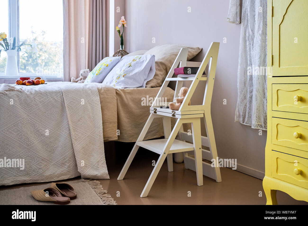 Verwendung Von Klappbare Trittleiter Stuhl Im Schlafzimmer Stockfotografie Alamy