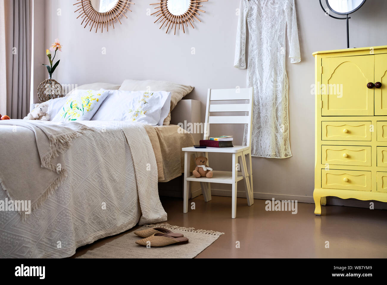 Verwendung Von Klappbare Trittleiter Stuhl Im Schlafzimmer Stockfotografie Alamy