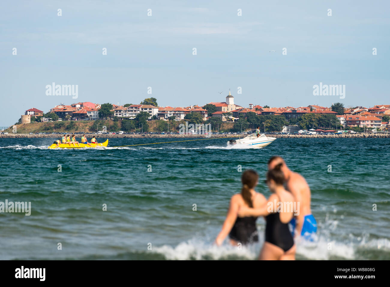 Sonnenstrand, Bulgarien vom 13. Juli 2019. Aufblasbare Freizeit Banana Boot mit Menschen gezogene durch ein Motorboot im Schwarzen Meer am Ufer des sonnigen Beac Stockfoto