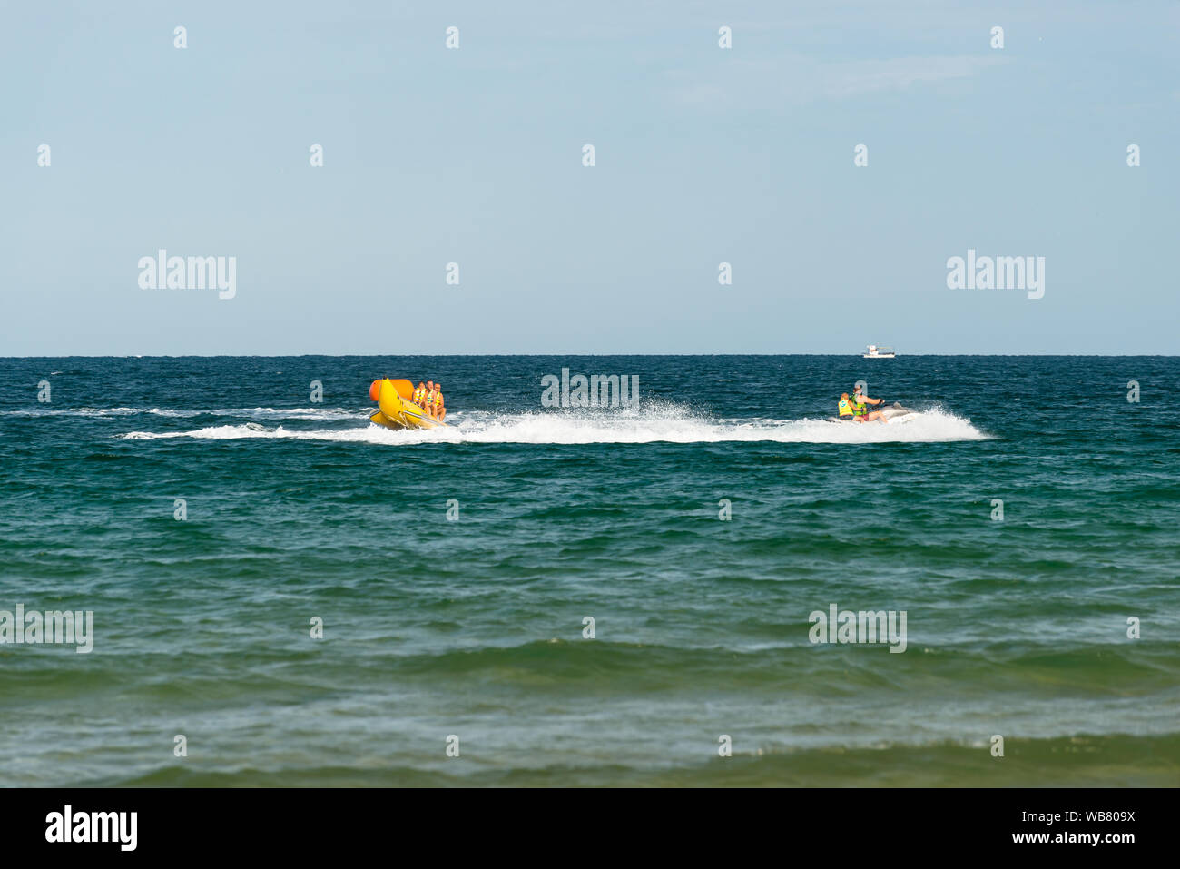 Sonnenstrand, Bulgarien vom 13. Juli 2019. Aufblasbare Freizeit Banana Boot mit Menschen gezogene durch ein Motorboot im Schwarzen Meer am Ufer des sonnigen Beac Stockfoto