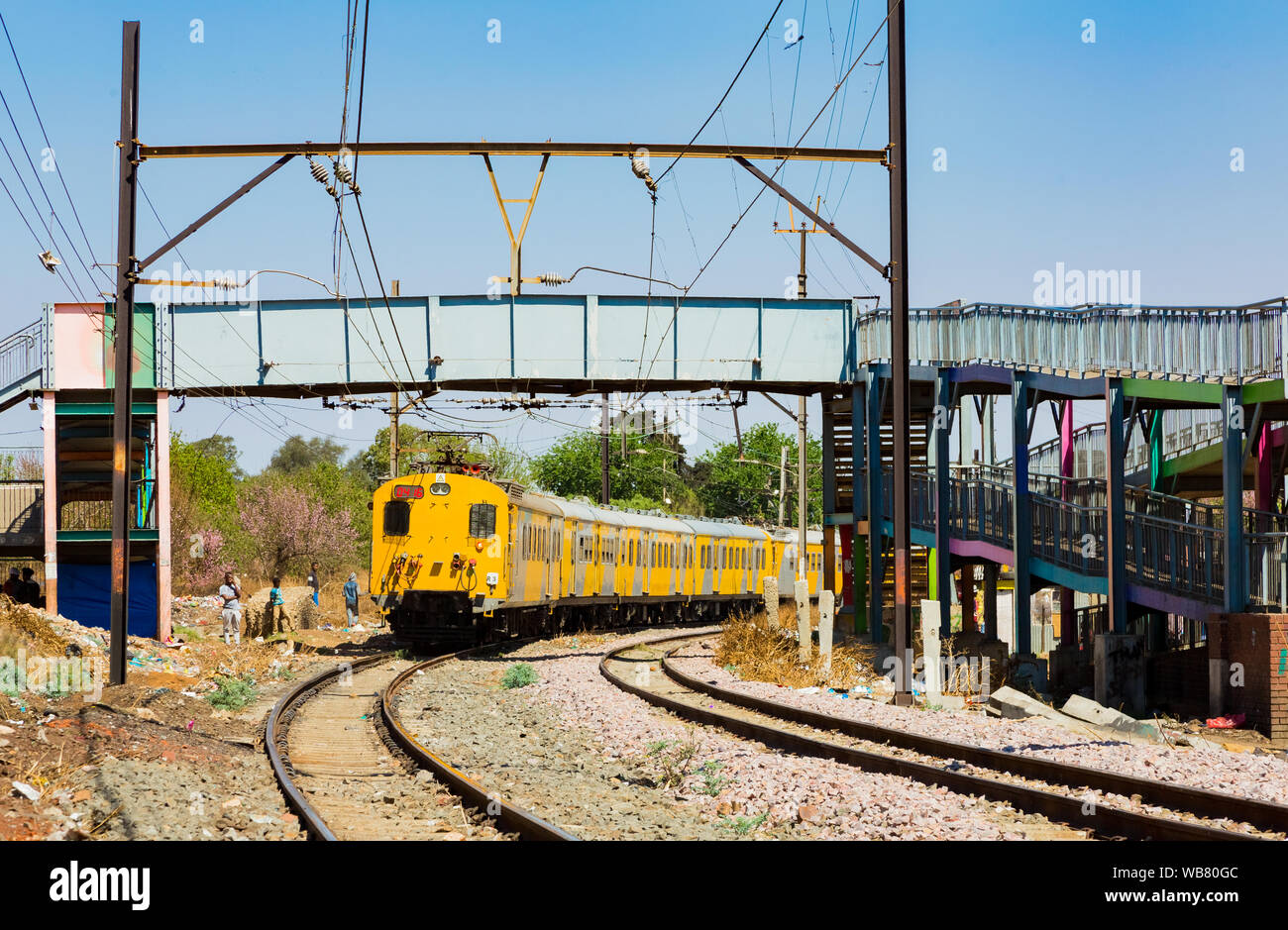 Soweto, Südafrika - 08 September 2018: S-Bahn durch das Herz von Soweto, Johannesburg verschieben Stockfoto