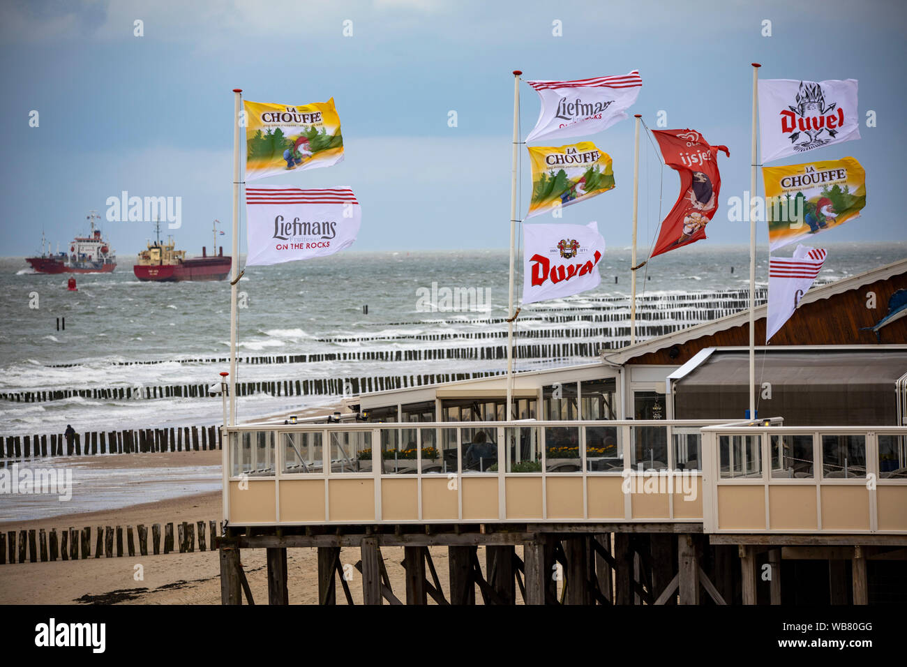 Strand des Badeortes Zoutelande, Zeeland Provinz, Halbinsel Walcheren, Niederlande, Holz- Wellenbrecher, Strandrestaurant, De Branding, Stockfoto