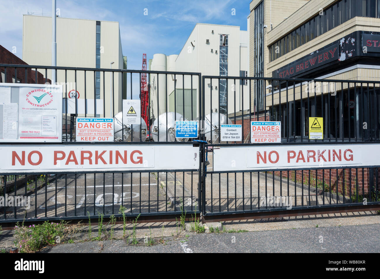 Der Eingang zu den ehemaligen und jetzt - geschlossenen Hirsch Brauerei auf der unteren Richmond Mortlake Road, London, SW14, Großbritannien Stockfoto