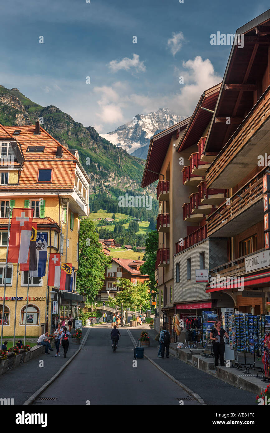 Hauptstraße von Wengen Dorf mit Blick über die Berge in der Schweiz Stockfoto