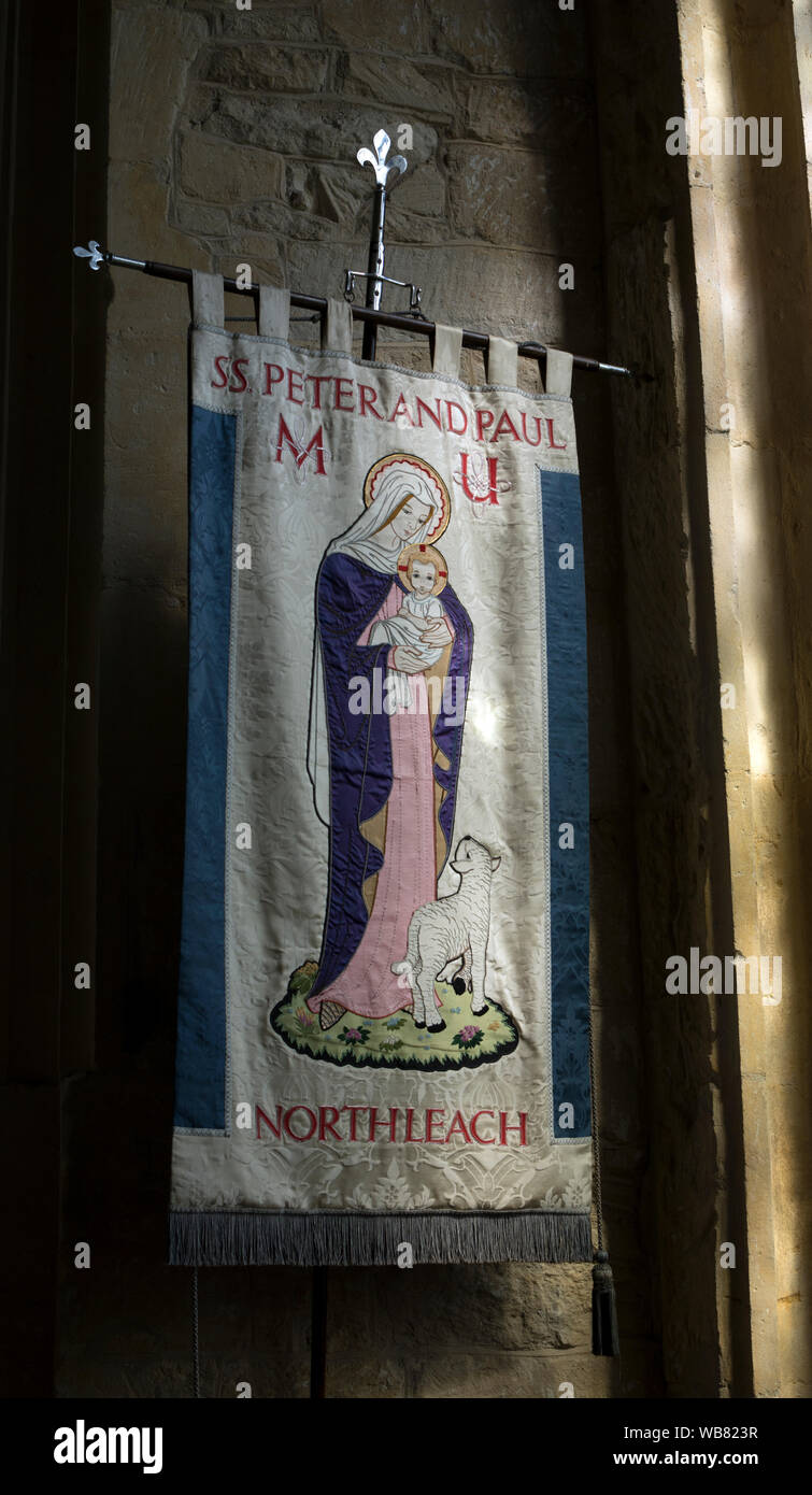 Die Mütter Union Banner in St. Peter und Paul Kirche, Northleach, Gloucestershire, England, Großbritannien Stockfoto