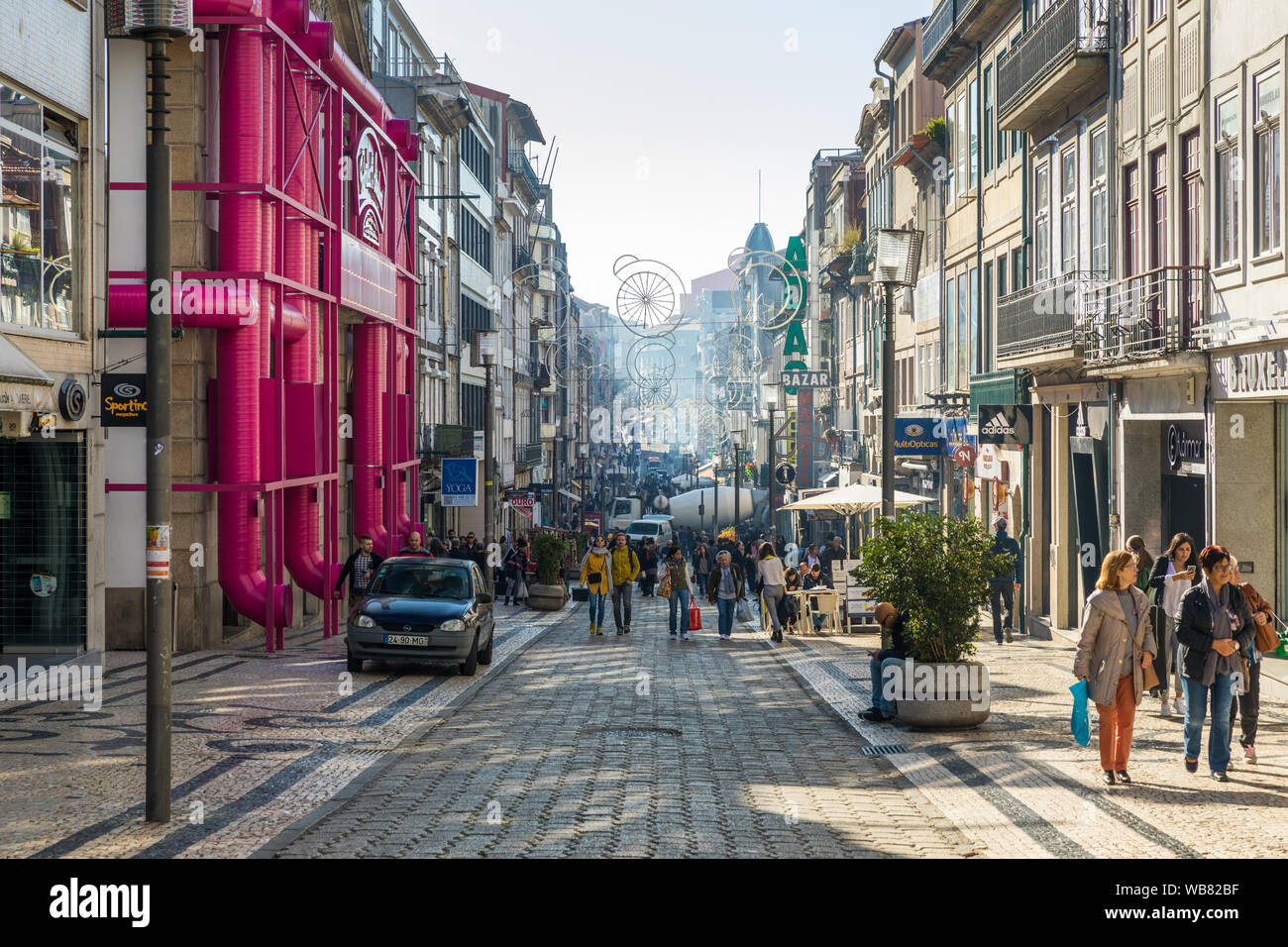 Porto, Portugal - 17. November 2017: Käufer Spaziergang auf der Rua Santa Catarina Fußgängerzone. Ansicht der Commercial Street namens Santa Catarina (Sai Stockfoto