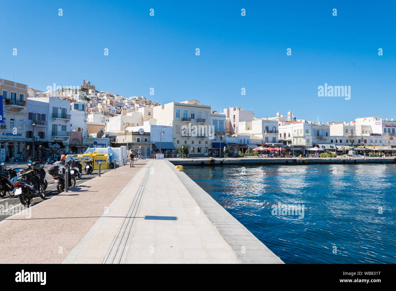 Die Stadt Ermoupolis und der Hafen der Insel Syros, Kykladen, Griechenland Stockfoto