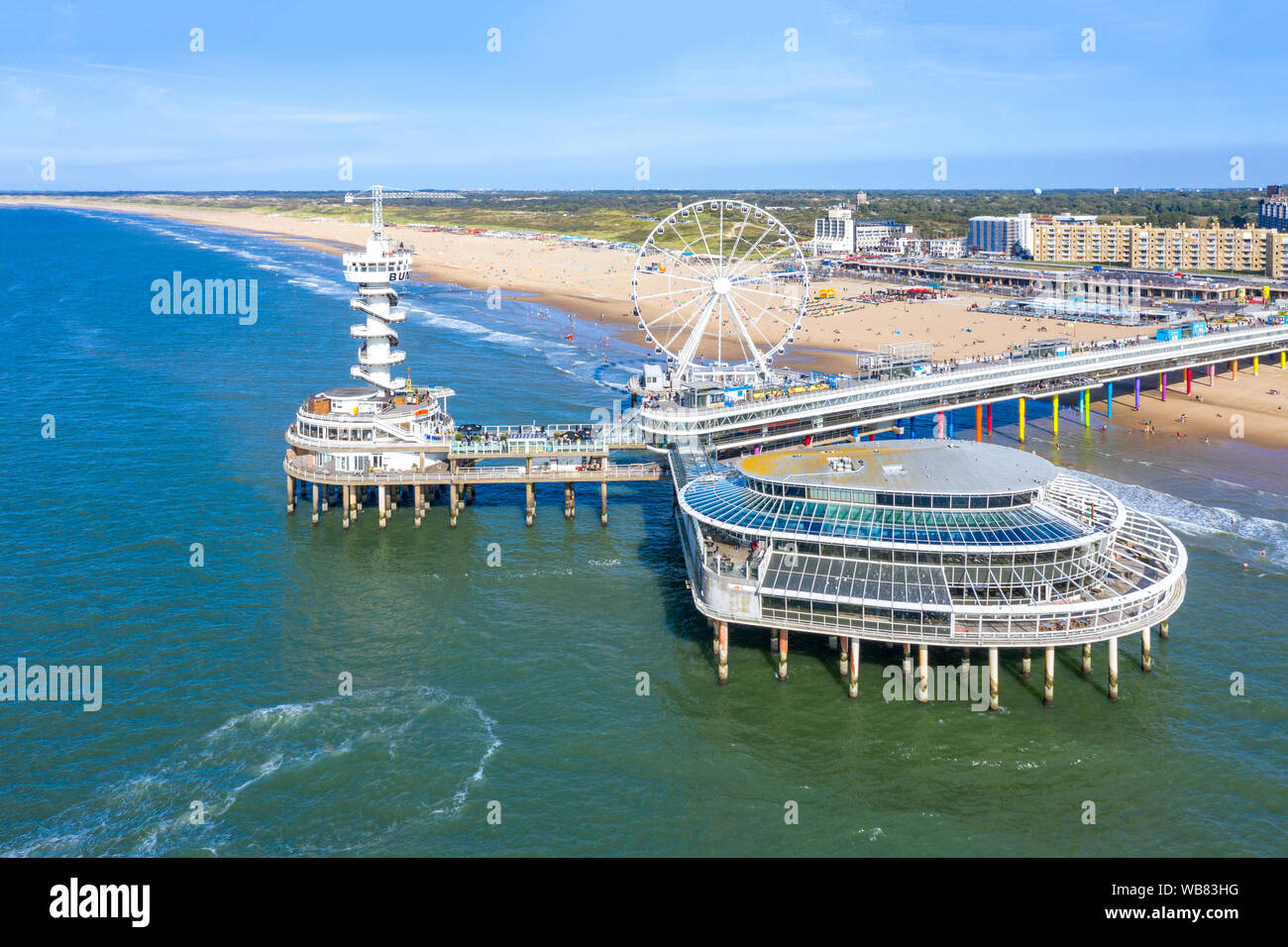 Luftaufnahme von Strand und Pier von Scheveningen, Den Haag, Den Haag