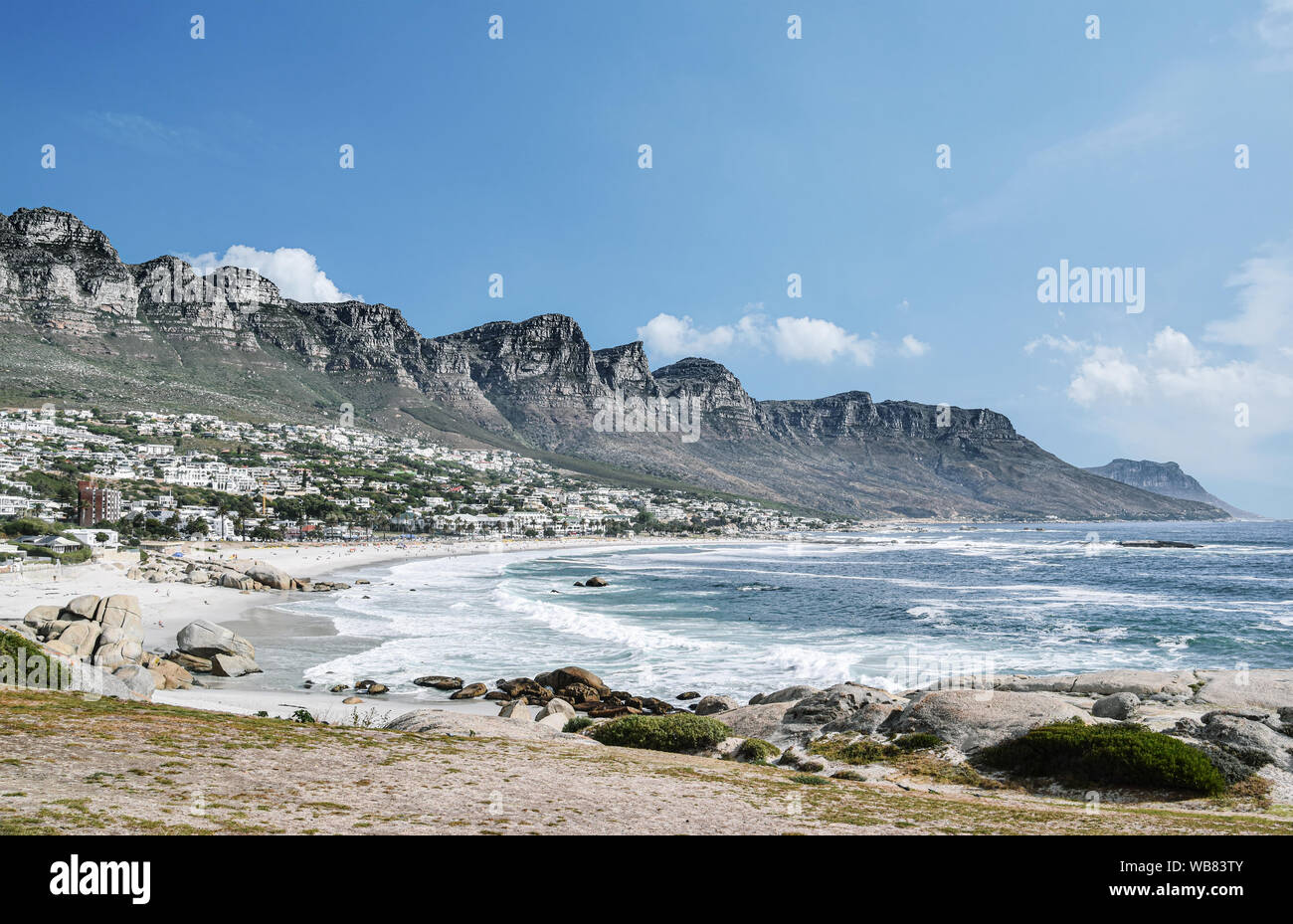 Das Meer und die Berge in Camps Bay oder Kampsbaai, einem Vorort von Kapstadt an einem sonnigen Tag Stockfoto