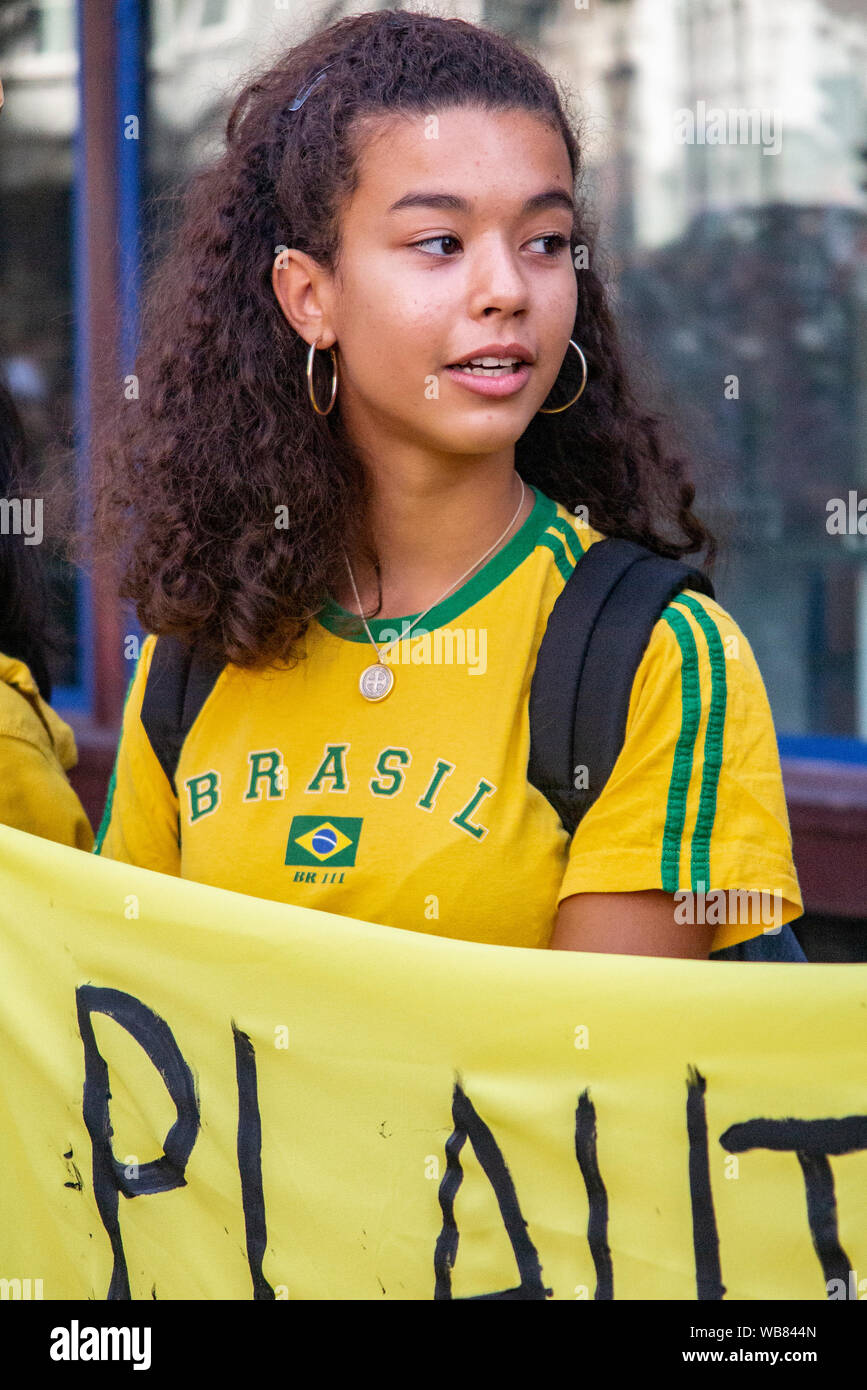London, England, Großbritannien, 23. August 2019. Brasilianische Mädchen an der Brasilianischen Botschaft an die brennende Regenwälder zu protestieren Stockfoto