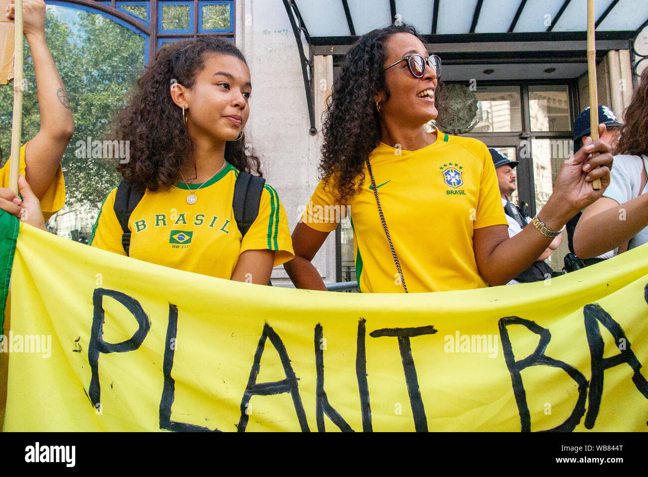 London, England, Großbritannien, 23. August 2019. Brasilianische Mädchen an der Brasilianischen Botschaft an die brennende Regenwälder zu protestieren Stockfoto